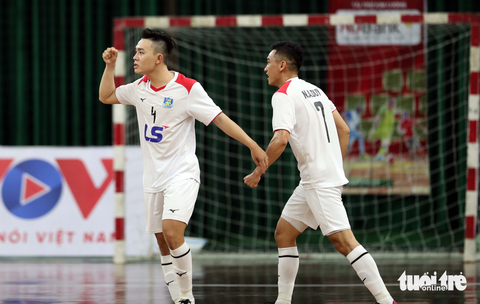 Trọng tài bị vây ở trận futsal siêu kinh điển Việt Nam - Ảnh 3. Trọng tài bị vây ở trận futsal siêu kinh điển Việt Nam - Ảnh 3.