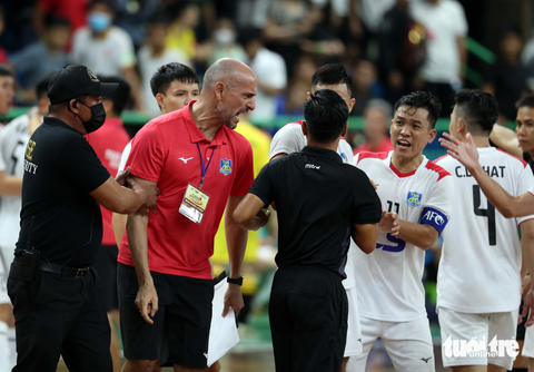 Trọng tài bị vây ở trận futsal siêu kinh điển Việt Nam - Ảnh 5. Trọng tài bị vây ở trận futsal siêu kinh điển Việt Nam - Ảnh 5.