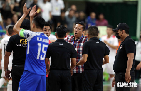 Trọng tài bị vây ở trận futsal siêu kinh điển Việt Nam - Ảnh 8. Trọng tài bị vây ở trận futsal siêu kinh điển Việt Nam - Ảnh 8.