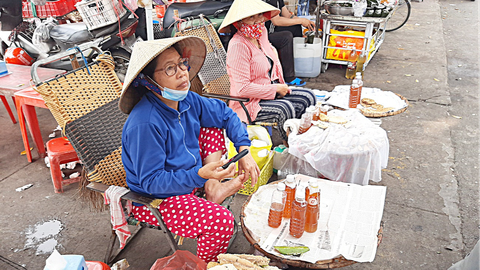 Những chuyện ngồ ngộ ở miền Tây - Kỳ 1: Leo ngọn dừa, kiếm tiền triệu - Ảnh 1. Những chuyện ngồ ngộ ở miền Tây - Kỳ 1: Leo ngọn dừa, kiếm tiền triệu - Ảnh 1.