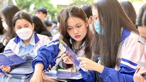 Đầu tư cho giáo dục công lập gặp khó khăn - Ảnh 1. Học sinh Đắk Lắk tại chương trình tư vấn tuyển sinh - hướng nghiệp do báo Tuổi Trẻ tổ chức - Ảnh: T.TÂN