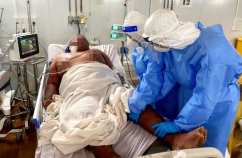 Gần 100 ngày đối mặt tử thần - Ảnh 1. Anh Dũng trong thời gian giành giật sự sống với "tử thần" ở Bệnh viện dã chiến số 16 - Ảnh: BVCC
