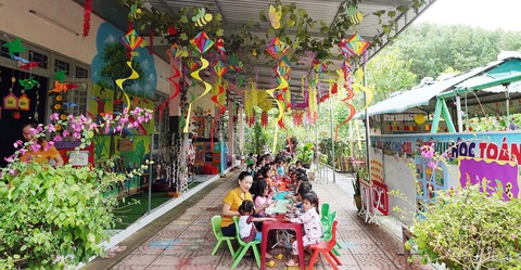 Cô giáo đi xin tài năng - Ảnh 3. Khuôn viên tươi xanh và thân thiện của Trường mầm non Trà Thanh - Ảnh: TRẦN MAI
