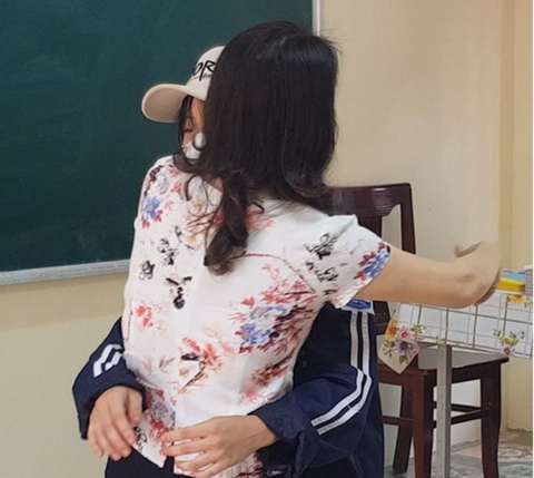 Cô giáo cắt tóc nữ sinh trên lớp nói do nóng giận, mong được thông cảm - Ảnh 2. Cô giáo cắt tóc nữ sinh trên lớp nói do nóng giận, mong được thông cảm - Ảnh 2.