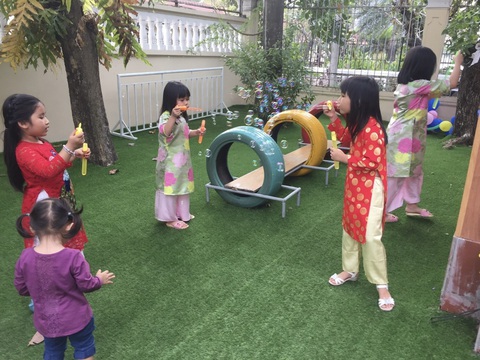 Giới thiệu chuẩn tiếng Anh quốc tế cho trẻ mầm non, TP.HCM muốn có thế hệ 2 ngôn ngữ đầu tiên - Ảnh 2. Trẻ vui chơi trong một trường mầm non - Ảnh: MỸ DUNG