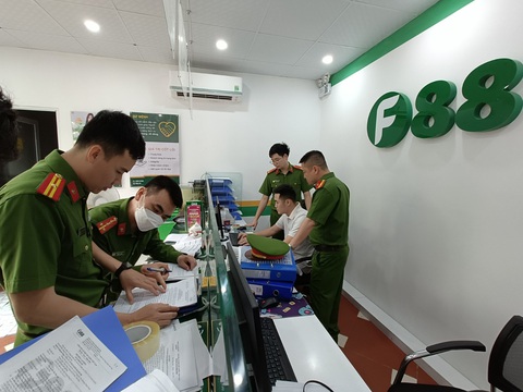 Công an kiểm tra 18 điểm kinh doanh F88 ở Bắc Giang - Ảnh 1. Lực lượng công an kiểm tra hành chính tại điểm kinh doanh của chi nhánh Công ty cổ phần kinh doanh F88 tại Bắc Giang trên đường Lê Lợi, thành phố Bắc Giang - Ảnh: Công an cung cấp