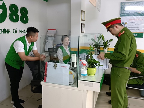 Công an kiểm tra 18 điểm kinh doanh F88 ở Bắc Giang - Ảnh 3. Lực lượng công an kiểm tra hành chính tại điểm kinh doanh của chi nhánh Công ty cổ phần kinh doanh F88 tại Bắc Giang trên đường Xương Giang, thành phố Bắc Giang - Công an cung cấp