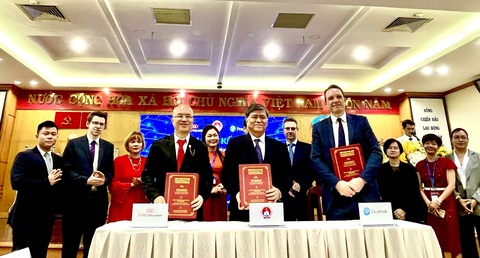 Giới thiệu chuẩn tiếng Anh quốc tế cho trẻ mầm non, TP.HCM muốn có thế hệ 2 ngôn ngữ đầu tiên - Ảnh 1. Lãnh đạo Sở Giáo dục và Đào tạo TP.HCM, Pearson Education, EMG Education trong lễ ký kết sáng 23-3 - Ảnh: MỸ DUNG.