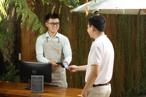 Ngân hàng chạy đua đầu tư công nghệ, thu hút khách hàng - Ảnh 1. Ngân hàng chạy đua đầu tư công nghệ, thu hút khách hàng - Ảnh 1.