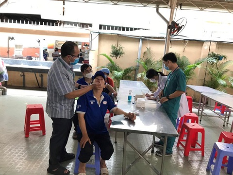 Xuất hiện nhiều ổ dịch tại trường học, cần làm gì tránh lây lan? - Ảnh 1. Học sinh xét nghiệm cúm tại trường học quận Bình Thạnh - nơi xuất hiện ổ dịch siêu vi hô hấp - Ảnh: Sở Y tế TP.HCM