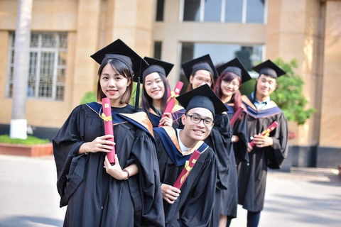 Thông tin tuyển sinh Học viện Ngân hàng năm 2023 (mã trường: NHH) - Ảnh 5. Các bạn sinh viên trường Học viện Ngân hàng trong lễ tốt nghiệp