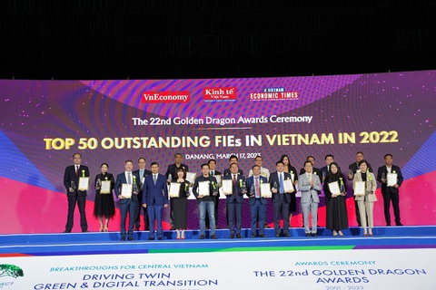 Dai-ichi Ông Seigo Fujimaru - phó tổng giám đốc điều hành kiêm phó tổng giám đốc hành chính tổng hợp, đại diện Dai-ichi Life Việt Nam lên nhận giải Rồng Vàng với danh hiệu "Doanh nghiệp dẫn đầu về sản phẩm chăm sóc sức khỏe 2022 - 2023"