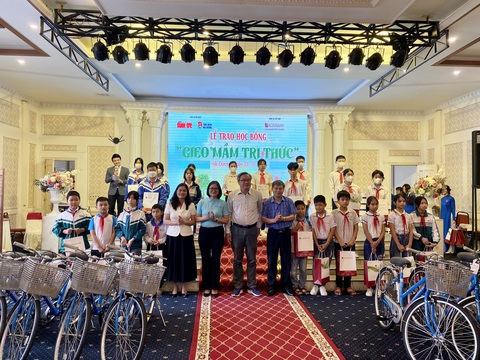 Trao học bổng Gieo mầm tri thức cho 200 học trò nghèo Hải Dương - Ảnh 4. Trao học bổng Gieo mầm tri thức cho 200 học trò nghèo Hải Dương - Ảnh 4.