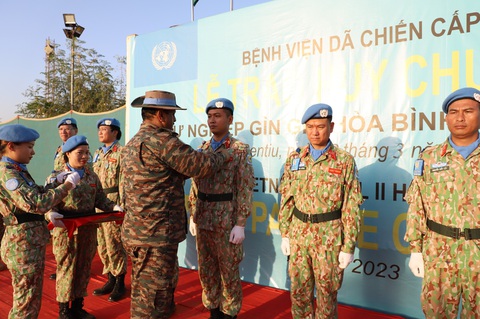 Đoàn quân y 'mũ nồi xanh' Việt Nam ở Nam Sudan hoàn thành nhiệm vụ trở về - Ảnh 1. Các cán bộ, nhân viên Bệnh viện dã chiến cấp 2 số 4 đón nhận huy chương Vì sự nghiệp gìn giữ hòa bình Liên Hiệp Quốc vào tháng 3-2023 - Ảnh: BVDC 2.4