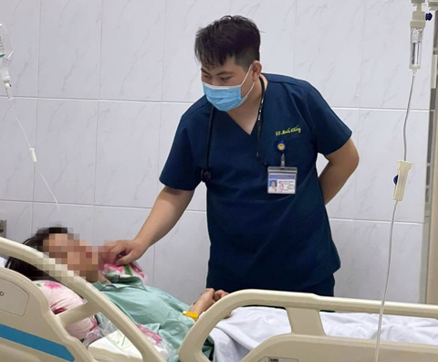Sáu người nhập viện cấp cứu sau khi uống rượu kèm thuốc lạ - Ảnh 1. Bệnh nhân N.T.T.Q. đang được theo dõi, điều trị tại Bệnh viện Đa khoa khu vực Long Khánh, Đồng Nai sau khi uống rượu - Ảnh: BVCC