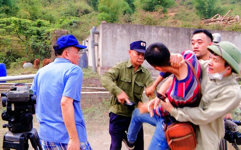 Nhóm phóng viên bị hành hung khi ghi hình nhà máy nghi gây ô nhiễm - Ảnh 1. Nhóm phóng viên bị hành hung khi ghi hình nhà máy nghi gây ô nhiễm - Ảnh 1.