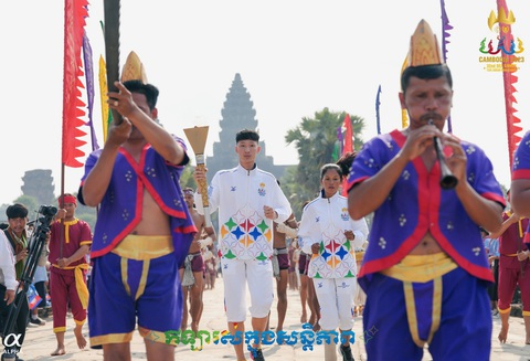Ngọn đuốc SEA Games 32 đã tới Việt Nam - Ảnh 1. Đại diện VĐV tham dự SEA Games 32 của Campuchia thực hiện nghi thức rước đuốc tại đền Angkor Wat ngày 21-3 - Ảnh: BTC