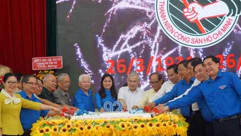 Cần Thơ: Nguyên Chủ tịch nước Nguyễn Minh Triết dự lễ kỷ niệm Ngày thành lập Đoàn TNCS Hồ Chí Minh - Ảnh 2. Nguyên Chủ tịch nước Nguyễn Minh Triết (thứ 6 từ trái qua) và nhiều lãnh đạo TP Cần Thơ qua các thời kỳ cùng nhau cắt bánh mừng sinh nhật Đoàn TNCS Hồ Chí Minh - Ảnh: NGỌC DIỄM