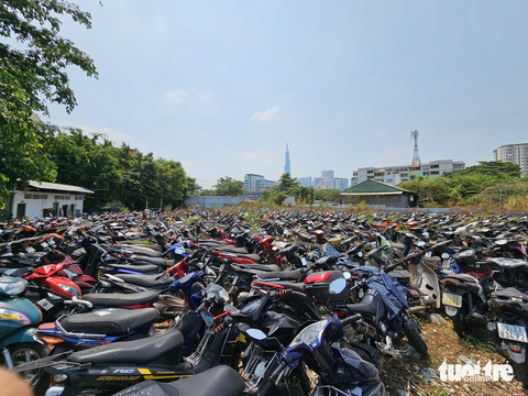Đừng để xe tạm giữ thành sắt vụn - Ảnh 1. Hàng ngàn xe bị tạm giữ nằm phơi nắng ở kho tạm giữ xe vi phạm của Công an quận Bình Thạnh (TP.HCM) - Ảnh: ĐAN THUẦN