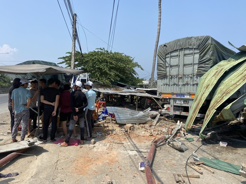Xe tải lao vô nhà dân, nhiều người kẹt trong đống đổ nát - Ảnh 1. Xe tải lao vô nhà dân, nhiều người kẹt trong đống đổ nát - Ảnh 1.