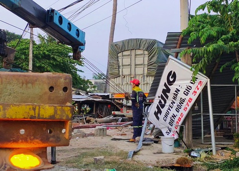 7 nạn nhân đã được đưa ra khỏi đống đổ nát sau vụ xe tải lao vô nhà dân - Ảnh 4. 7 nạn nhân đã được đưa ra khỏi đống đổ nát sau vụ xe tải lao vô nhà dân - Ảnh 4.