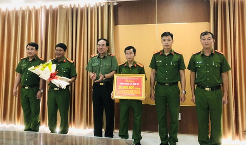 Đà Nẵng thưởng nóng cảnh sát kinh tế, hình sự, an ninh… vì liên tiếp lập công - Ảnh 1. Đà Nẵng thưởng nóng cảnh sát kinh tế, hình sự, an ninh… vì liên tiếp lập công - Ảnh 1.
