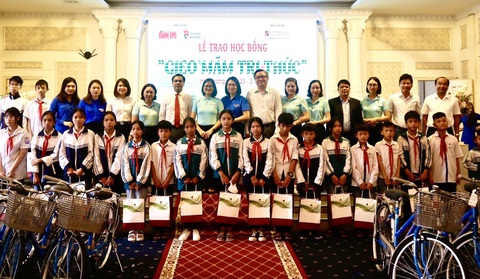 Trao học bổng Gieo mầm tri thức cho 200 học trò nghèo Hải Dương - Ảnh 7. Trao học bổng Gieo mầm tri thức cho 200 học trò nghèo Hải Dương - Ảnh 7.