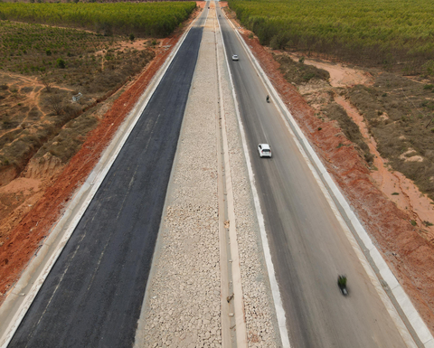 Đường ven biển ngàn tỉ ở Bình Thuận dần hình thành - Ảnh 3. Xe cộ chạy trên đoạn 8km đã thông xe tạm