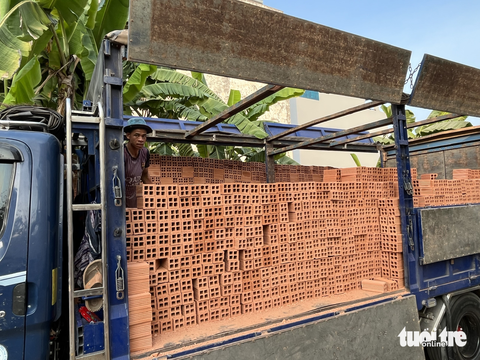 Giá vật liệu xây dựng vẫn tăng dù thị trường ảm đạm - Ảnh 1. Giá vật liệu xây dựng vẫn tăng dù thị trường ảm đạm - Ảnh 1.