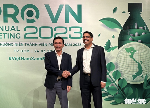 Báo Tuổi Trẻ đồng hành với PRO Việt Nam vì nền kinh tế xanh - Ảnh 4. Phó tổng biên tập Tuổi Trẻ Trần Xuân Toàn trao đổi với ông Vinay Bhardwaj - Tổng Giám đốc của Indorama Ventures Ngọc Nghĩa Việt Nam bên lề sự kiện - Ảnh: QUANG ĐỊNH