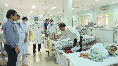 Bệnh nhân ngộ độc botulinum nặng nhất đã tự thở được - Ảnh 1. Bệnh nhân ngộ độc botulinum nặng nhất đã tự thở được - Ảnh 1.