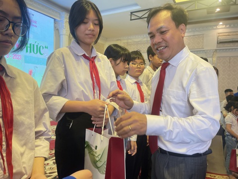 Trao học bổng Gieo mầm tri thức cho 200 học trò nghèo Hải Dương - Ảnh 3. Trao học bổng Gieo mầm tri thức cho 200 học trò nghèo Hải Dương - Ảnh 3.