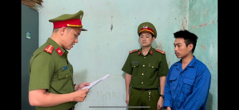 Khởi tố cặp vợ chồng lái xe ‘diễn xiếc’ trên đèo Hải Vân - Ảnh 1. Khởi tố cặp vợ chồng lái xe ‘diễn xiếc’ trên đèo Hải Vân - Ảnh 1.