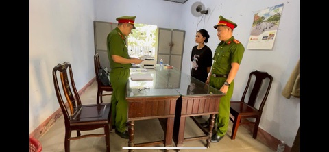 Khởi tố cặp vợ chồng lái xe ‘diễn xiếc’ trên đèo Hải Vân - Ảnh 2. Khởi tố cặp vợ chồng lái xe ‘diễn xiếc’ trên đèo Hải Vân - Ảnh 2.