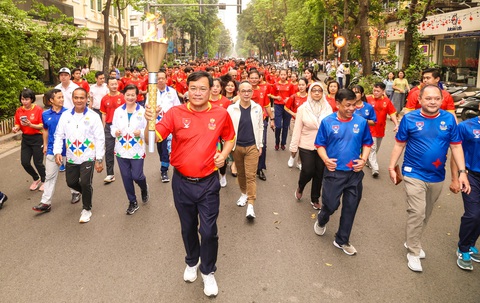 Nguyễn Thị Huyền cùng 200 VĐV Việt Nam rước đuốc SEA Games 32 - Ảnh 3. Nguyễn Thị Huyền cùng 200 VĐV Việt Nam rước đuốc SEA Games 32 - Ảnh 3.