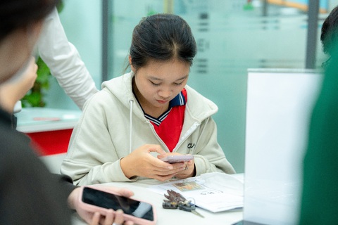 Xét tuyển học bạ 2023: Thí sinh có thể đăng ký trực tuyến ngay trên smartphone - Ảnh 1. Xét tuyển học bạ 2023: Thí sinh có thể đăng ký trực tuyến ngay trên smartphone - Ảnh 1.