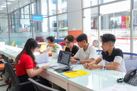 Xét tuyển học bạ 2023: Thí sinh có thể đăng ký trực tuyến ngay trên smartphone - Ảnh 2. Xét tuyển học bạ 2023: Thí sinh có thể đăng ký trực tuyến ngay trên smartphone - Ảnh 2.