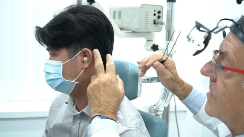 Nghe như có tiếng đàn ong vo ve trong tai: Coi chừng bệnh nguy hiểm - Ảnh 1. TS.BS Bernard Colin khám cho bệnh nhân Phú - Ảnh: FV