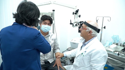 Nghe như có tiếng đàn ong vo ve trong tai: Coi chừng bệnh nguy hiểm - Ảnh 3. BS Colin giải thích về tình trạng bệnh cho anh Phú - Ảnh: FV