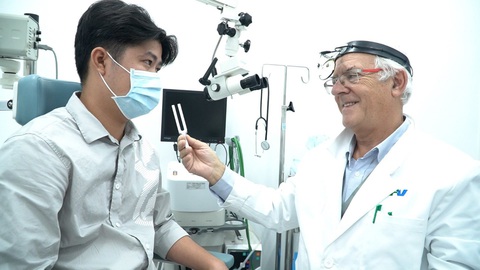 Nghe như có tiếng đàn ong vo ve trong tai: Coi chừng bệnh nguy hiểm - Ảnh 4. BS Colin vui mừng thông báo cho bệnh nhân kết quả tích cực của ca phẫu thuật - Ảnh: FV