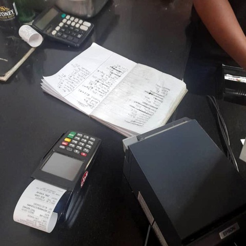 Zimbabwe: Tiền có mệnh giá đến 100.000 tỉ nhưng dân quyết không dùng - Ảnh 3. Zimbabwe: Tiền có mệnh giá đến 100.000 tỉ nhưng dân quyết không dùng - Ảnh 3.