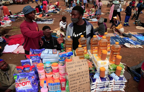 Zimbabwe: Tiền có mệnh giá đến 100.000 tỉ nhưng dân quyết không dùng - Ảnh 1. Zimbabwe: Tiền có mệnh giá đến 100.000 tỉ nhưng dân quyết không dùng - Ảnh 1.
