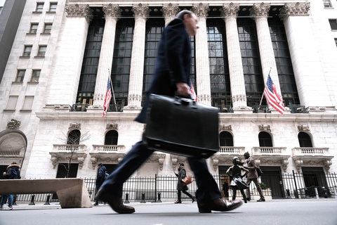Kinh tế Mỹ sắp 'chạm băng mỏng'? - Ảnh 1. Sở Giao dịch chứng khoán New York (NYSE) ở TP New York (Mỹ) chứng kiến sự sụt giảm của hàng loạt chỉ số sau quyết định tăng lãi suất của Fed vào ngày 22-3 - Ảnh: AFP