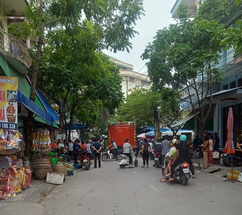 Sập giàn giáo lúc đang tháo dỡ khiến một người chết - Ảnh 1. Sập giàn giáo lúc đang tháo dỡ khiến một người chết - Ảnh 1.