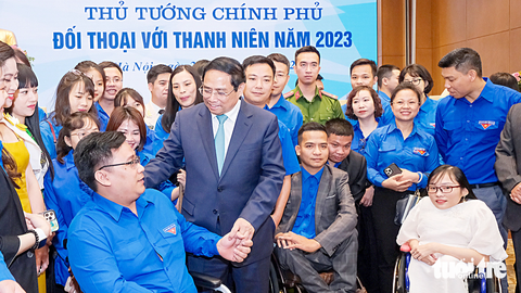 Nghĩ từ vị thế góp sức - Ảnh 1. Thủ tướng Phạm Minh Chính trò chuyện với các bạn thanh niên bên lề buổi đối thoại - Ảnh: NAM TRẦN