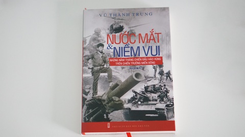 Khi hạt bụi lịch sử thành hạt bụi văn chương - Ảnh 1. Khi hạt bụi lịch sử thành hạt bụi văn chương - Ảnh 1.