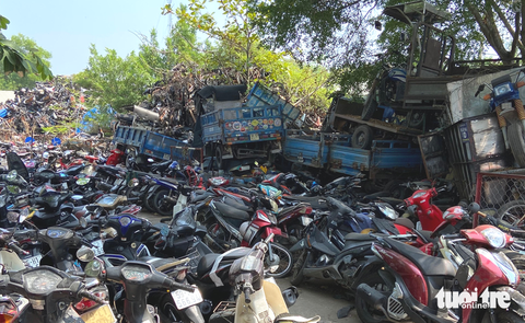Xe vi phạm đấu giá còn thua sắt vụn: Ai chịu trách nhiệm? - Ảnh 3. Xe vi phạm chất chồng lên nhau tại kho tạm giữ Công an huyện Hóc Môn - Ảnh: Lực lượng chức năng cung cấp