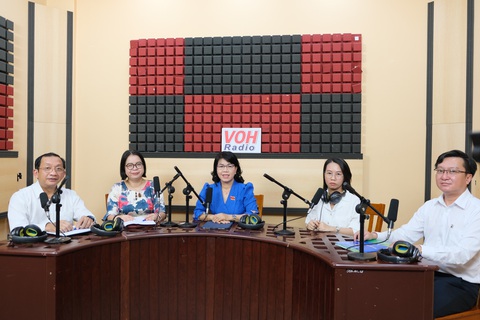 Tạo bình đẳng cho người dân khi tiếp cận dịch vụ chuyển đổi số - Ảnh 2. Bà Trương Lê Mỹ Ngọc (áo xanh) - phó trưởng ban Kinh tế Ngân sách HĐND TP.HCM - chủ trì buổi đối thoại - Ảnh: VOH
