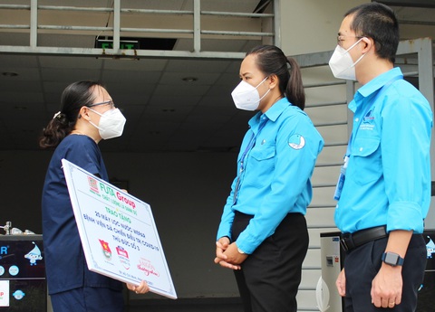 Phan Ngọc Đoan Trang (thứ hai, từ phải qua) đến trao hệ thống lọc nước cho một bệnh viện dã chiến thời điểm dịch COVID-19 bùng phát từ chương trình do báo Tuổi Trẻ kết nối - Ảnh: Q.L. Phan Ngọc Đoan Trang (thứ hai, từ phải qua) đến trao hệ thống lọc nước cho một bệnh viện dã chiến thời điểm dịch COVID-19 bùng phát từ chương trình do báo Tuổi Trẻ kết nối - Ảnh: Q.L.