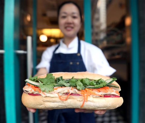 Đưa bánh mì Việt thành thương hiệu quốc tế - Ảnh 1. Bánh mì Việt Nam bán tại một nhà hàng ở Hong Kong - Ảnh: South China Morning Post